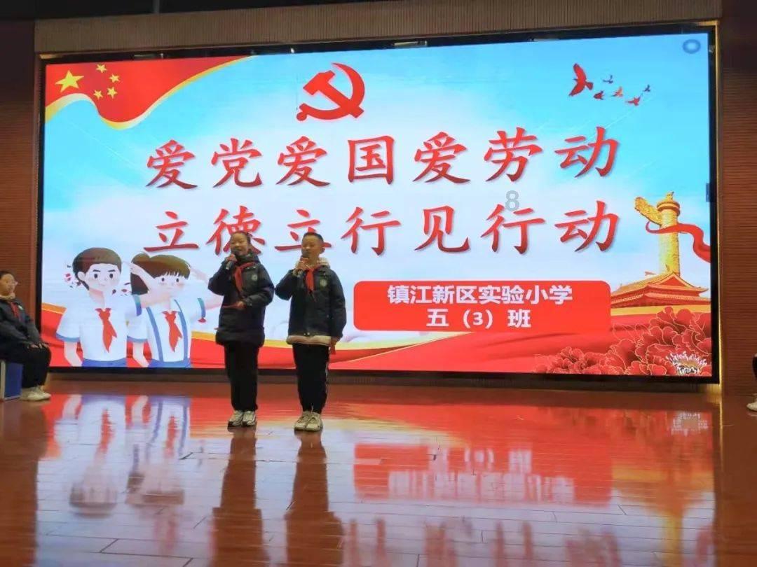4岁哥哥照顾二胎妹妹,怕妹妹摔腿软了也不松手,妈妈看了太心疼