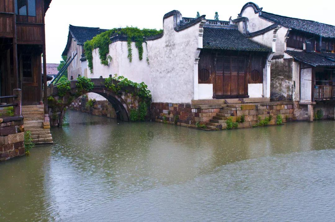 奔驰C级现优惠11万多,最低22万就能买,难怪12月销量比宝马3系高